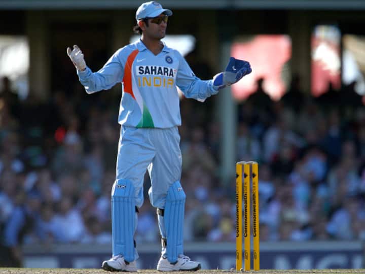 MS Dhoni denied for celebration team india after win on australia dhoni touch book IND vs AUS IND vs AUS: जब धोनी ने ऑस्ट्रेलिया को हराने के बाद खिलाड़ियों को जश्न मनाने से किया था मना, पढ़ें क्या था दिलचस्प किस्सा