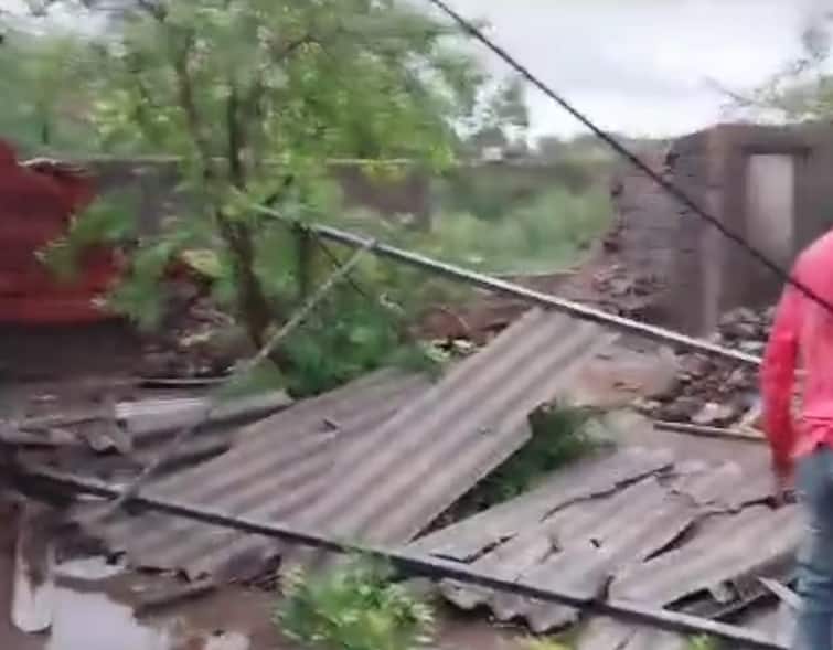 Around 100 houses damaged due to cyclone Biparjoy in Amreli district Biparjoy Cyclone: બિપરજોય વાવાઝોડાએ વિનાશ વેરવાનું કર્યું શરુ, અમરેલીમાં 100 મકાનોના છાપરા ઉંડતા અનેક લોકો ઘાયલ