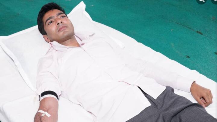 মনোনয়ন নিয়ে তৃণমূল ও যুব তৃণমূলের মধ্য়ে কোন্দলে কুরুক্ষেত্র হয়ে ওঠে ক্যানিং! মুড়ি-মুড়কির মতো পড়ে বোমা। চলে গুলিও। পুলিশের দাবি, গুলিবিদ্ধ হন দু'জন!