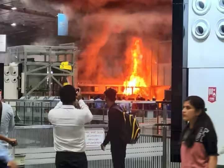 Kolkata Airport Fire Updates Fire breaks out panic among passengers know details 30 मिनिटांच्या आगीमुळे 90 मिनिटं कोलकाता विमानतळाची वाहतूक ठप्प; सुदैवानं जीवितहानी टळली
