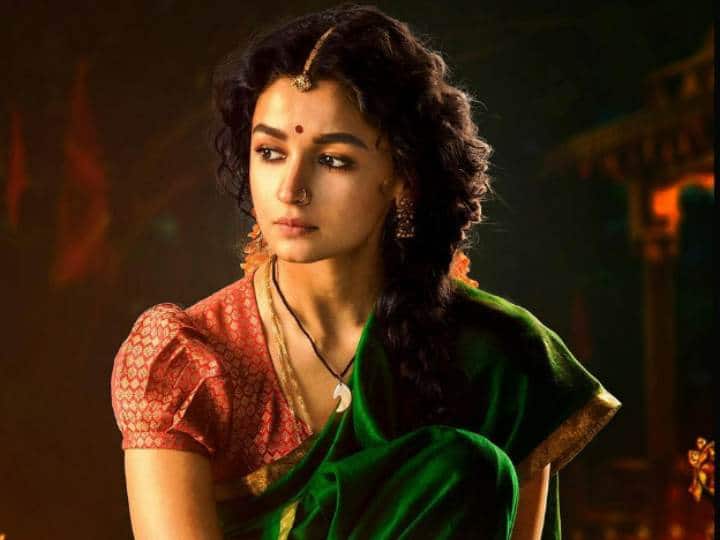 एसएस राजमौली की 'आरआरआर' ने न सिर्फ इंडिया बल्कि इंटरनेशनल लेवल पर अपना जलवा बिखेरा. रामचरण और जूनियर NTR की फिल्म ने रिलीज से पहले ही 492 करोड़ रुपए कमाकर फिल्म इंडस्ट्री के सारे रिकॉर्ड तोड़ दिए थे. वर्ल्डवाइड लेवल पर फिल्म ने 1200 करोड़ रुपए की कमाई की थी.