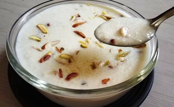 શુક્રવારે સવારે મા લક્ષ્મીની પૂજા કરો. પૂજામાં શંખ, ગાય, કમળના ફૂલ, માખણ અને બતાશા ચઢાવો. સાંજે કેસર અને ચોખાની ખીર ચઢાવો. આ ઉપાય કરવાથી ધનલાભ થાય છે.