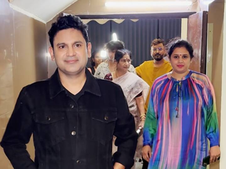 सिंगर एंड लिरिसिस्ट मनोज मुंतशिर भी अपनी फैमिली के साथ फिल्म देखने पहुंचे थे.