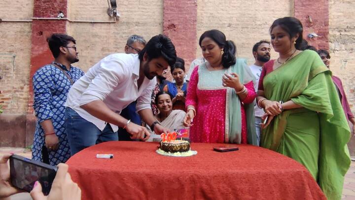 অন্যদিকে চাঁদ 'ফিটনেস ফ্রিক'। সে নিজের একটা স্পোর্টস অ্যাকাডেমি খুলতে চায়। সে নিজের জন্য এমন একজন পাত্রী খুঁজছে যে সুন্দরী ও নিখুঁত, ভারী ওজনের একেবারেই নয়।