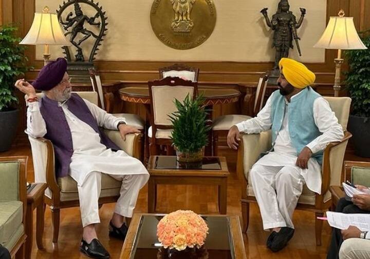 ਮੁੱਖ ਮੰਤਰੀ ਨੇ ਕਿਹਾ ਕਿ ਇਸ ਸਹਿਰ ਨੂੰ ਸਮਾਰਟ ਸਿਟੀ ਪ੍ਰਾਜੈਕਟ ਵਿੱਚ ਸਾਮਲ ਕਰਨਾ ਸਮੇਂ ਦੀ ਲੋੜ ਹੈ ਤਾਂ ਜੋ ਇਸ ਦੇ ਸਰਬਪੱਖੀ ਅਤੇ ਯੋਜਨਾਬੱਧ ਵਿਕਾਸ ਨੂੰ ਯਕੀਨੀ ਬਣਾਇਆ ਜਾ ਸਕੇ। ਉਨ੍ਹਾਂ ਕਿਹਾ ਕਿ ਮੋਹਾਲੀ ਤੇ ਇਸ ਦੇ ਨਾਲ ਲਗਦੀਆਂ ਮਿਉਂਸਪਲ ਕਮੇਟੀਆਂ ਜਿਵੇਂ ਜੀਰਕਪੁਰ, ਖਰੜ, ਡੇਰਾਬੱਸੀ ਤੇ ਕੁਰਾਲੀ ਵਿੱਚ ਕੌਮਾਂਤਰੀ ਹਵਾਈ ਅੱਡੇ/ਵਿਦਿਅਕ ਸੰਸਥਾਵਾਂ/ਟਾਊਨਸ਼ਿਪਾਂ ਤੇ ਉਦਯੋਗਾਂ ਦੀ ਸਥਾਪਨਾ ਦੇ ਰੂਪ ਵਿੱਚ ਵੱਡੇ ਪੱਧਰ ‘ਤੇ ਵਿਕਾਸ ਹੋਇਆ ਹੈ।