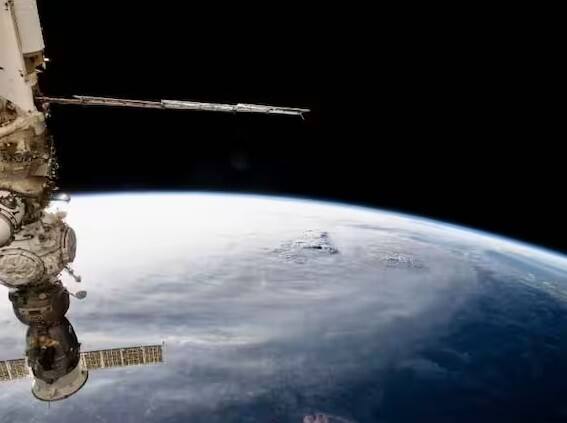 એક દિવસ પહેલા અલ નેયાદીએ એક વીડિયો શેર કર્યો હતો. જેમાં અરબી સમુદ્ર ઉપર જોરદાર વાવાઝોડાની રચના દર્શાવવામાં આવી હતી. જે ભારતીય તટ તરફ આગળ વધી રહી હતી.