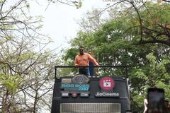 Salman Khan Pics: वैनिटी वैन की छत पर चढ़कर Bigg Boss OTT 2 के लॉन्च में पहुंचे सलमान खान, देखिए एक्टर की तस्वीरें