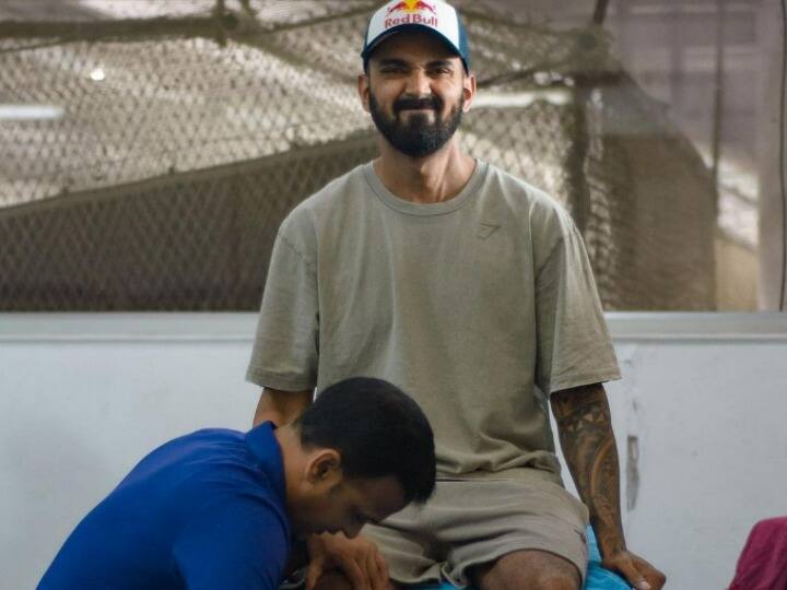 KL Rahul Photos: केएल राहुल ने सोशल मीडिया पर हाल ही में कुछ तस्वीरें शेयर की हैं. इसमें वे फिजियोथेरेपी करवाते हुए नजर आ रहे हैं.