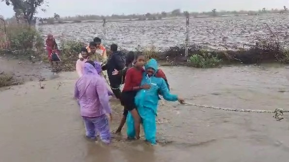 Cyclone Biporjoy: વાવાઝોડામાં સમગ્ર રાજ્યમાં પોલીસકર્મીઓની ખૂબ જ સરાહનીય કામગીરી, આ તસવીરો તમારુ દિલ જીતી લેશે