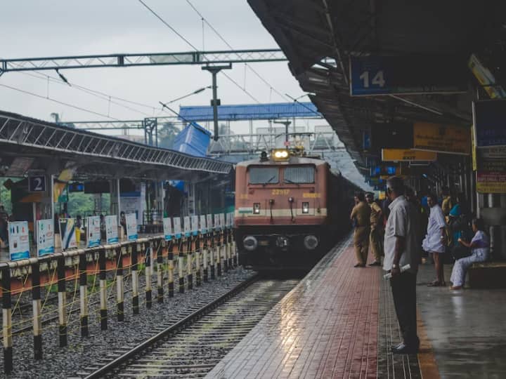 How much does a complete train costs to Indian Railway check details here एक पूरी ट्रेन बनने में रेलवे का होता है मोटा पैसा खर्च, इतनी होती है डिब्बे और इंजन की कीमत