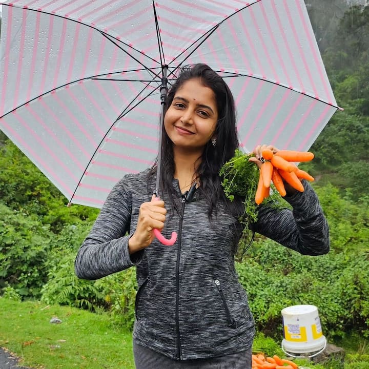 ఫ్యామిలితో కలిసి కోడైకెనాల్ వెళ్ళింది.  Image Credit: Deepika Rangaraju/Instagram