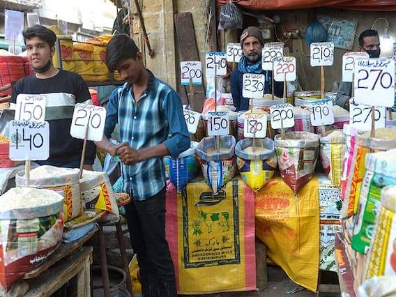 સામાન્ય લોકો જરૂરી ખાદ્ય ચીજોની અછતનો સામનો કરી રહ્યા છે. તાજેતરમાં લોટ અને ઘઉંની ગંભીર અછત હતી.