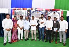 AP CM Jagan: టిడ్కో గృహాల సముదాయాన్ని ప్రారంభించిన సీఎం జగన్ - పూలవర్షం కురిపించిన లబ్ధిదారులు