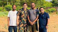 ধূসর দাড়ি, পরনে নাইট স্যুট, ভাইরাল অনুরাগীর সঙ্গে তোলা ধোনির ছবি