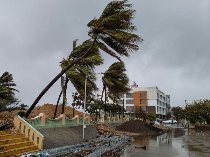 आईएमडी डीजी मृत्युंजय ने कहा कि बिपरजॉस की तीव्रता लगातार कम हो रही है. अब चक्रवात की स्पीड कम होकर 80-90 किनोमीटर प्रति घंटे तक आ गई है. उन्होंने कहा कि हम उम्मीद करते हैं कि यह आधी रात तक और कम हो जाएगी.