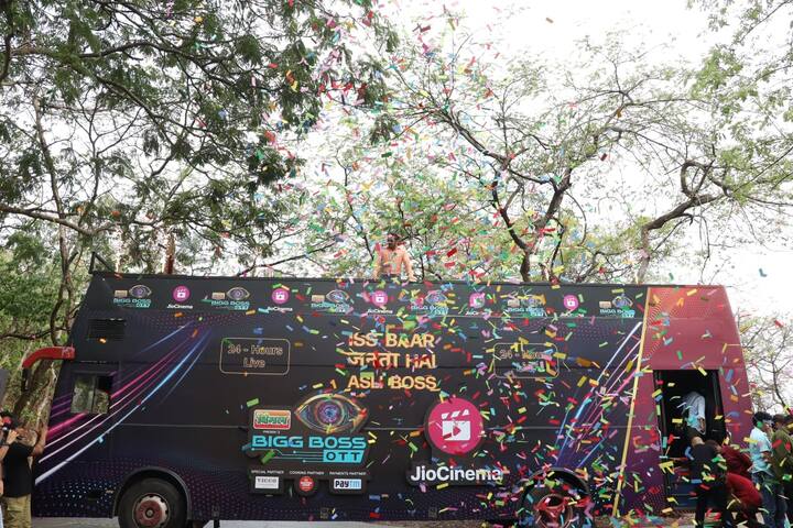 ওটিটি প্ল্যাটফর্মে ফিরছে সলমন খানের (Salman Khan)-এর 'বিগ বস'-এর নতুন সিজন। আগামীকাল থেকে জিও সিনেমায় দেখা যাবে 'বিগ বস'-এর নতুন সিজন