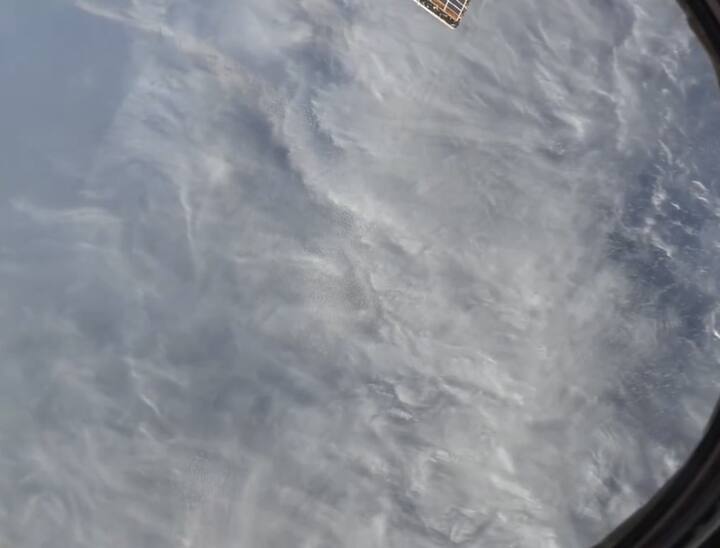 તેમાંથી બિપરજોયની ભયાનકતા સ્પષ્ટ રૂપે દેખાઈ આવતી હતી. તસવીરમાં ચક્રવાત કરોડો લિટર પાણીનો પ્રવાહ પોતાની સાથે લઈ જતુ સ્પષ્ટ જણાઈ આવતુ હતું.