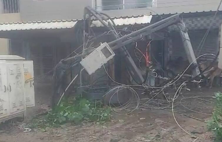 Biporjoy: more than five hundred vij electric pole has been collapsed during Biporjoy landfall Biparjoy: વાવાઝોડાએ રાજ્યમાં 5000થી વધુ વીજ પૉલ ઉખાડી નાંખ્યા, જાણો કેટલા ગામોમાં વીજળી ગૂલ થઇ ?
