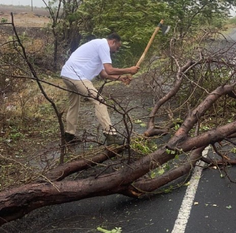 Cyclone Biporjoy: વાવાઝોડામાં સમગ્ર રાજ્યમાં પોલીસકર્મીઓની ખૂબ જ સરાહનીય કામગીરી, આ તસવીરો તમારુ દિલ જીતી લેશે