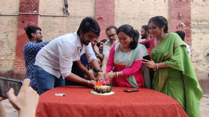যদিও সোহাগ ও চাঁদ ছোটবেলার বন্ধু ও প্রতিবেশী। গল্পের ফেরে তাঁদের শেষ পর্যন্ত বিয়ে হয়।