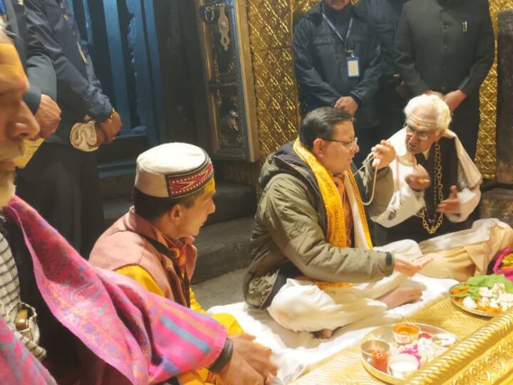 सीएम धामी के साथ मंदिर के कई तीर्थ पुरोहित में मौजूद रहे, जिन्होंने सनातन परंपरा के मुताबिक पूरी पूजा कराई.