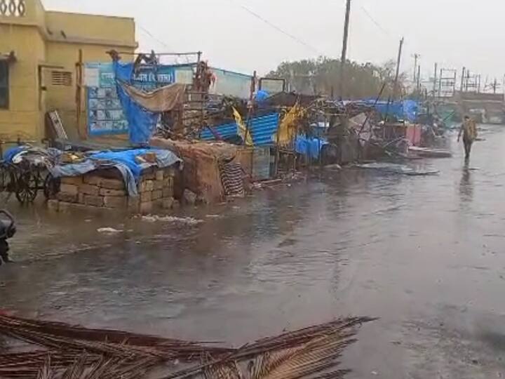 ઓખામાં પણ વાવાઝોડાને કારણે ભારે નુકશાન જોવા મળ્યું હતું, અનેક ઘરના છાપરા ઉડી ગયા હતા.