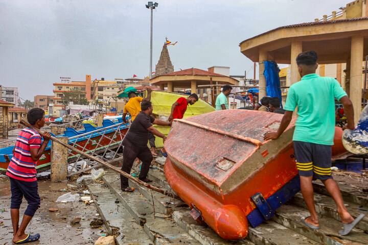 Cyclone Biparjoy Update : बिपरजॉय चक्रीवादळ आता राजस्थानच्या दिशेने पुढे सरकत आहे. गुजरातसह राजस्थानमध्ये मुसळधार पावसाचा इशारा हवामान खात्याकडून देण्यात आला आहे.