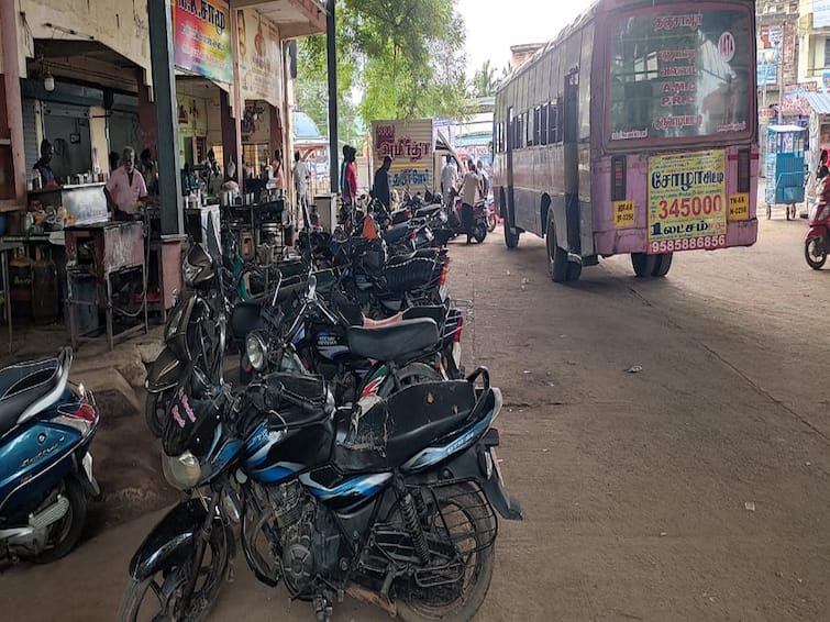 Thanjavur Bikes parked at Vallam Bus Stand are encroached upon and buses are parked on the road causing inconvenience to people TNN Thanjavur: வல்லம் பேருந்து நிலையத்தை ஆக்கிரமித்து நிறுத்தப்படும் பைக்குகள் -  சாலையிலேயே பேருந்துகள் நிறுத்தப்படுவதால் மக்கள் அவதி