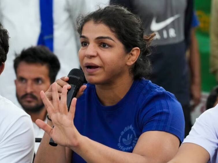 Wrestlers Protest Pressure On Family Sakshi Malik On POCSO Case Against Brij Bhushan Wrestlers Protest: మైనర్ రెజ్లర్ ఫ్యామిలీని ఒత్తిడి చేశారు, అందుకే పోక్సో కేసు రద్దైంది - సాక్షి మాలిక్