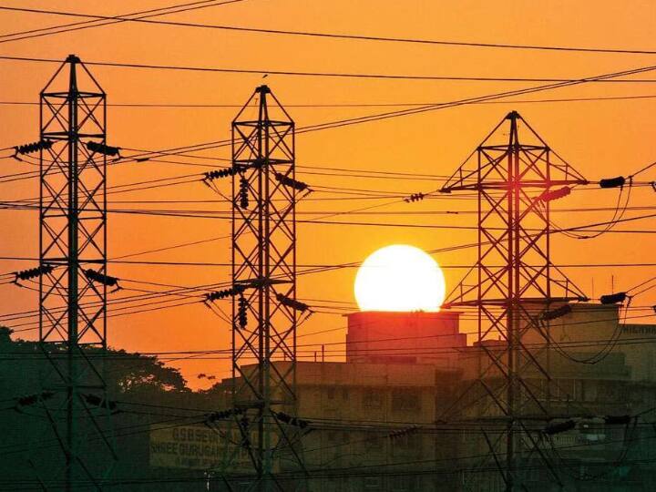 Trouble increased due to power crisis in Noida, people were forced to migrate to Delhi-Gurugram ANN Noida Electricity Crisis: नोएडा में बिजली संकट से बढ़ी परेशानी, दिल्ली-गुरुग्राम पलायन करने को मजबूर हुए लोग!