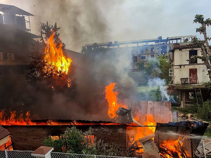 Manipur: Mob Sets Warehouse On Fire In Imphal, Clashes With Rapid Action Force Manipur: Mob Sets Warehouse On Fire In Imphal, Clashes With Rapid Action Force