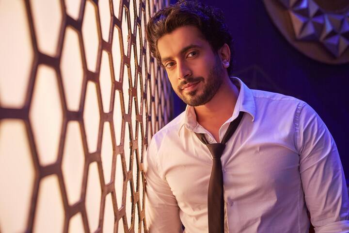 ‘आदिपुरुष’ में ‘लक्ष्मण’ का किरदार एक्टर सनी सिंह निज्जर निभा रहे हैं. जिन्हें आपने कार्तिक आर्यन के साथ फिल्म ‘प्यार का पंचनामा 2 में देखा होगा. लेकिन क्या आप जानते हैं कि आज 500 करोड़ के बजट वाली फिल्म में काम करने वाले सनी कभी फिल्मों में सिर्फ कैमियो रोल करते थे.