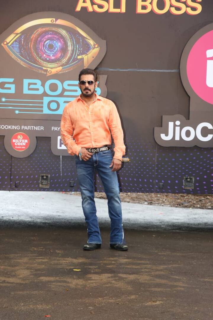बिग बॉस ओटीटी 2 की लॉन्चिंग के लिए सलमान ऑरेंज शर्ट के साथ काला चश्मा लगा पहुंचे थे. जिसमें वो हमेशा की तरह काफी हैंडसम लग रहे थे.