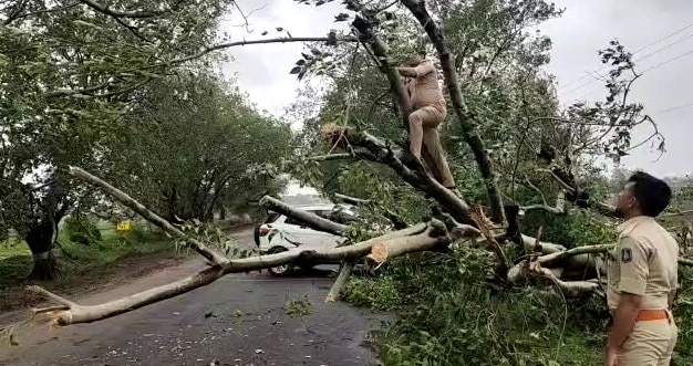 Cyclone Biporjoy: વાવાઝોડામાં સમગ્ર રાજ્યમાં પોલીસકર્મીઓની ખૂબ જ સરાહનીય કામગીરી, આ તસવીરો તમારુ દિલ જીતી લેશે