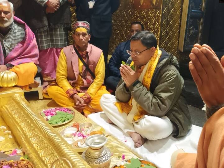 पूजा के बाद सीएम धामी ने केदारनाथ आए श्रद्धालुओं से भी मुलाकात की और उनसे बात की. सीएम धामी ने भी इसकी कुछ तस्वीरें अपने ट्विटर हैंडल पर शेयर की हैं.