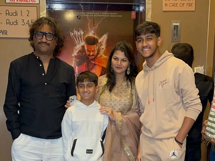 सिंगर अजय अतुल भी अपनी पत्नी और दो बेटों के साथ फिल्म की स्क्रीनिंग में पहुंचे.