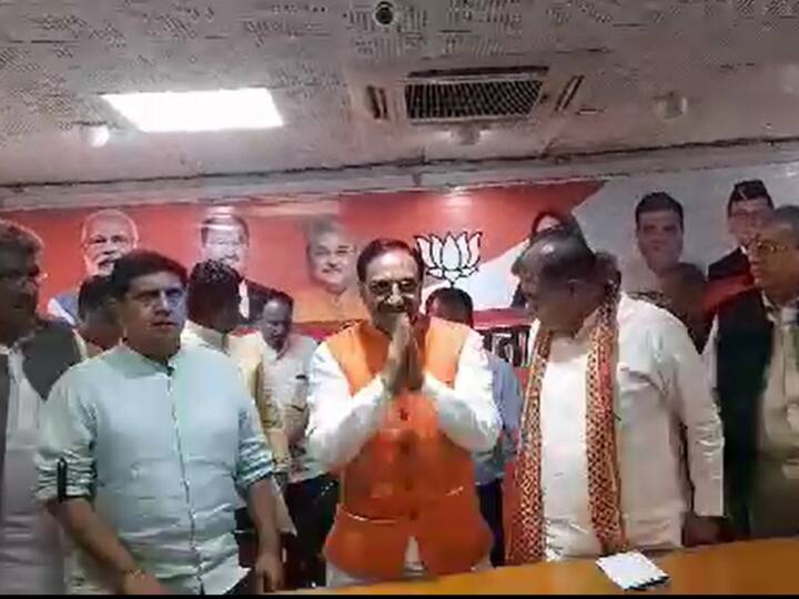 Uttarakhand shock to Congress ahead of Lok Sabha Election Manohar Lal Sharma and Rishi Pal Balyan joins BJP ANN Uttarakhand Politics: लोकसभा चुनाव से पहले कांग्रेस को झटका, समर्थकों के साथ BJP में शामिल हुए ये कद्दावर नेता