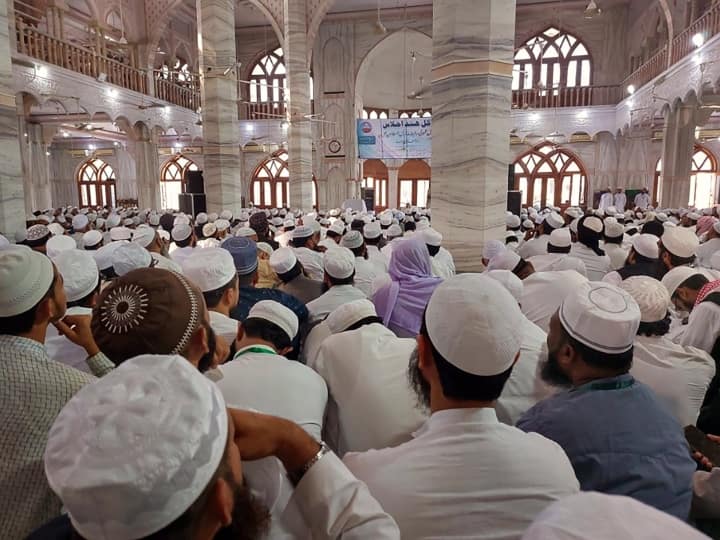 Saharanpur Darul Uloom Deoband ban on students learning English while studying in Islamic seminary UP News: दीनी तालीम के दौरान बाहर छात्र नहीं कर सकेंगे पढ़ाई, विवाद बढ़ने पर दारुल उलूम देवबंद की सफाई