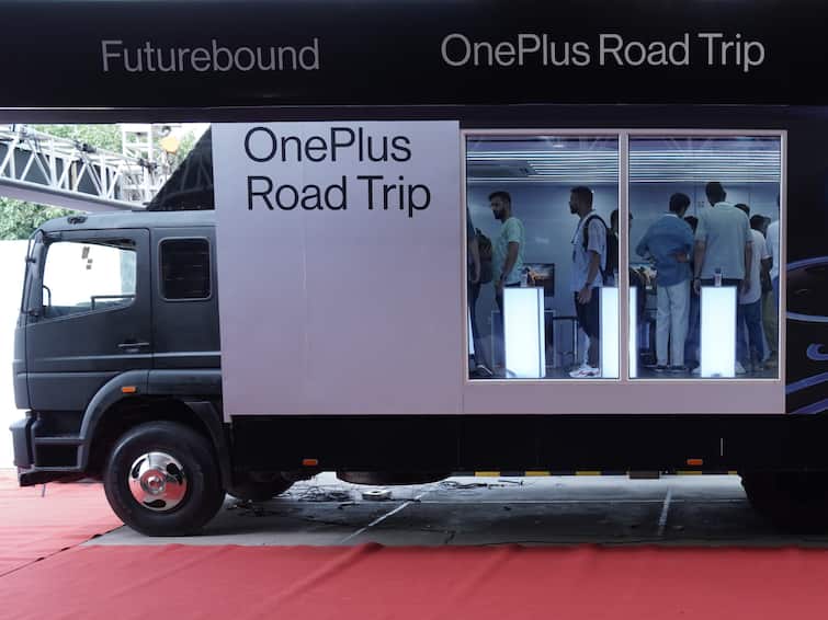 OnePlus Road Trip 25 Indian Cities Nationwide Tour Mercedes Bus Campaign New Experience Store Offline Expansion: OnePlus' New Experience Store Is A Mercedes Bus As Apple And Samsung Open Swanky Premium Stores