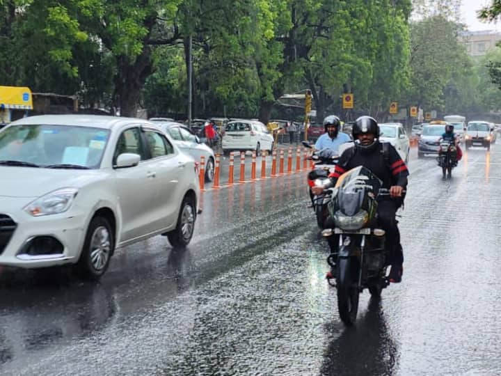 Cyclone Biparjoy Effect seen in Delhi NCR heavy rain  big relief from heat Delhi NCR Rain: दिल्ली एनसीआर में हुई झमाझम बारिश, झुलसाने वाली गर्मी से लोगों को मिली बड़ी राहत
