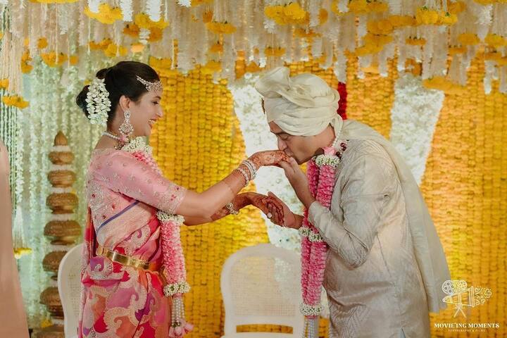 फिल्म प्रोड्यूसर मधु मंटेना ने कुछ दिनों पहले मुंबई में अपनी गर्लफ्रेंड इरा त्रिवेदी से शादी की थी. इरा योगा इंस्ट्रक्टर हैं. शादी के बाद मधु ने इंस्टाग्राम पर अपना नाम बदलकर मधु मंटेना त्रिवेदी कर लिया है.