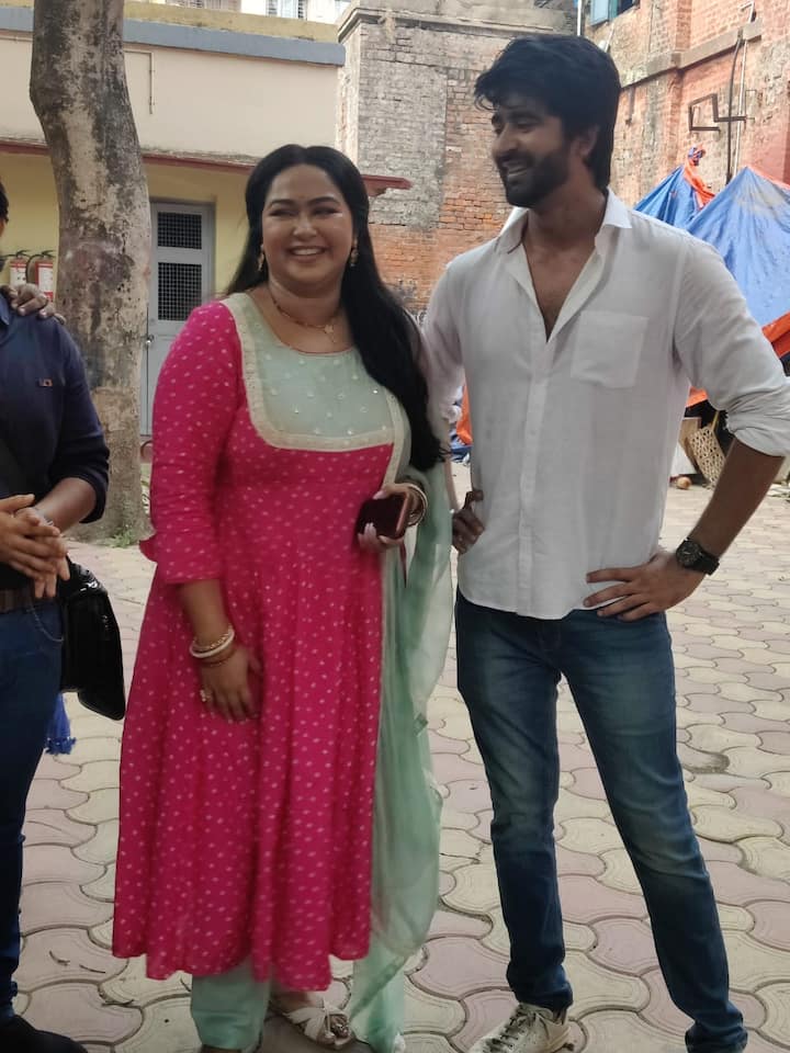 সোহাগ একজন 'প্লাস সাইজ' আদ্যন্ত রোম্যান্টিক মহিলা। সে ব্যাঙ্ক কর্মচারী। তাঁর চেহারার জন্য প্রায় ৩৪ জন পাত্র তাঁকে বাতিল করেছে।