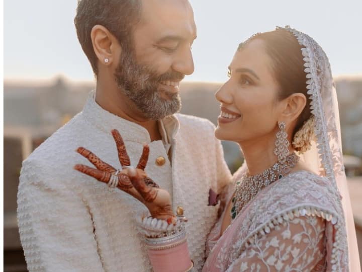 न्यूली वेड Sonnalli Seygal ने निभाई अपनी 'पहली रसोई' की रस्म, बनाया 'हलवा', डायमंड मंगलसूत्र के साथ एक्ट्रेस ने फ्लॉन्ट की रिंग