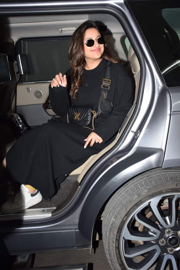 She stopped and posed for the paparazzi.