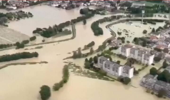 तुर्किये का पड़ोसी देश इटली (Italy) भी तीन ओर से समुद्र से घिरा हुआ है. कुदरत के कहर से इटली के 3 शहर  बेहाल हो गए और हजारों लोगों को अपना घर छोड़ना पड़ा. पिछले महीने वहां उत्तरी एमिलिया रोमाग्ना (Emilia Romagna) रीजन में भारी बारिश के बाद बाढ़ आई, जिसका अब तक असर है.