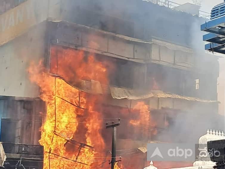Massive fire accident in Tirupati  Incident happened near Govindaraja Swamy temple తిరుపతి గోవిందరాజ స్వామి ఆలయం  పక్కనే భారీ అగ్నిప్రమాదం - రథం సేఫ్‌గా ఉందన్న టీటీడీ