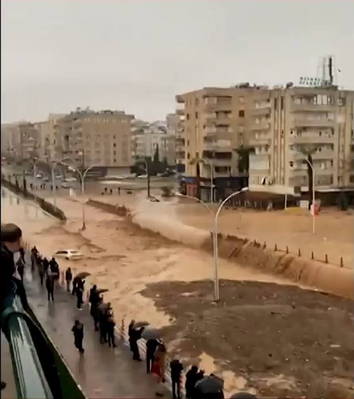 इस साल की शुरूआत में पश्चिमी एशियाई देश तुर्किये (तुर्की) में बड़ा विनाशकारी भूकंप आया था. उस आपदा में 50 हजार से ज्यादा लोगों की मौत हुई थी. हजारों घर—मकान ध्वस्त हो गए थे. वहीं, बारिश और जलभराव ने भी काफी दिनों तक निचली बस्तियों में इंसानों का जीना मुश्किल कर दिया.