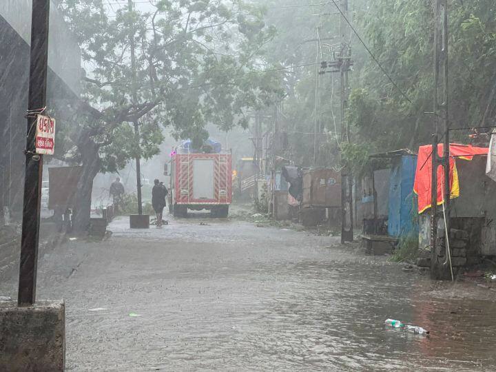 चक्रवात की वजह से सौराष्ट्र, कच्छ और दक्षिण राजस्थान के कई हिस्सों में हल्की से लेकर भारी बारिश हो रही है. बारिश शुक्रवार को होती रहेगी और शनिवार तक जारी रहेगी.