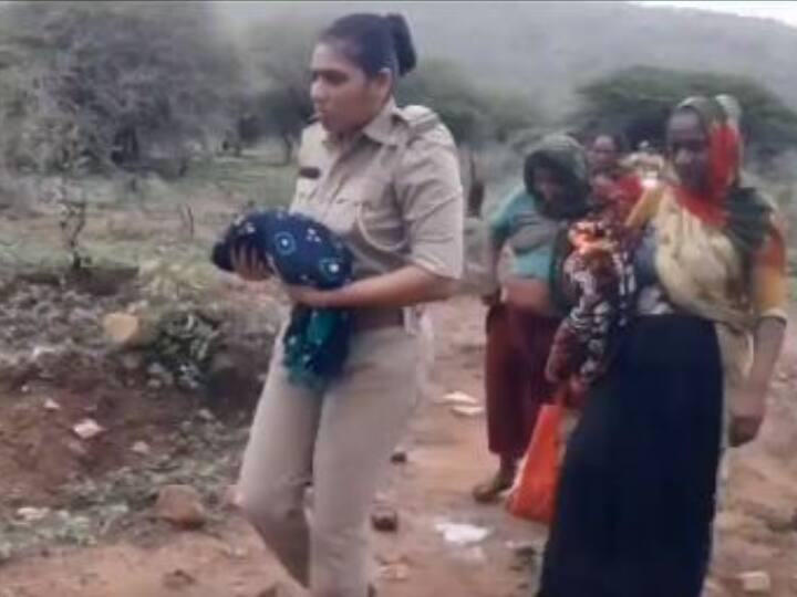 Cyclone Biparjoy Gujarat Lady Police rescue 4 day old baby video goes viral Viral Video: चक्रवात बिपरजॉय के दौरान महिला पुलिसकर्मी ने 4 दिन के बच्चे का किया रेस्क्यू, वीडियो वायरल