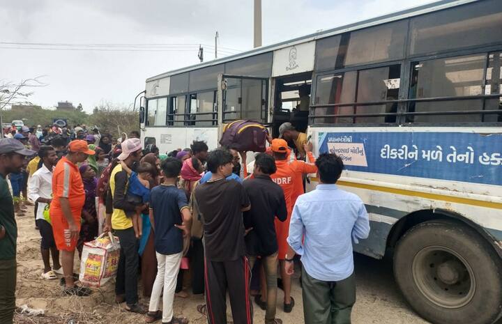 चक्रीवादळामुळ जनजीवन पूर्णपणे विस्कळीत झालं आहे. हजारो लोकांचा मदत छावण्यांमध्ये स्थलांतर करण्यात आलं आहे.